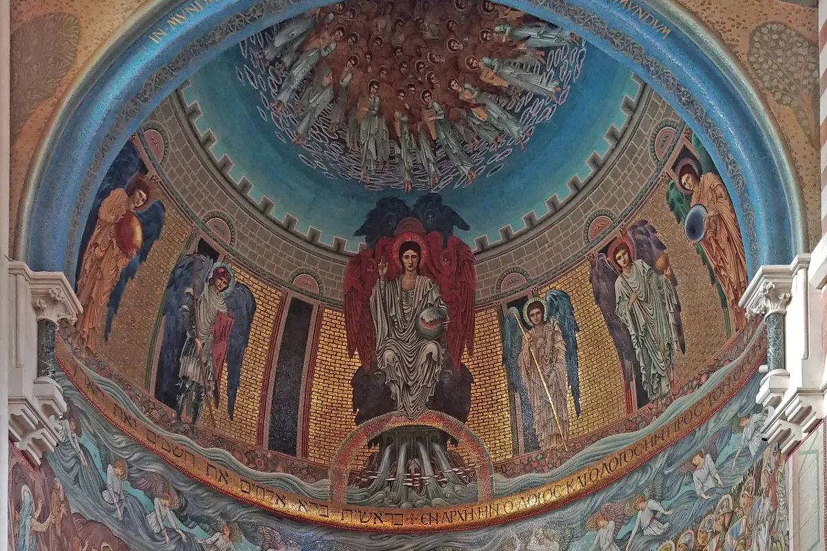 Půlkruhová apsida, jejíž mozaika na zlatém podkladu zobrazuje sedící postavu mezi anděly pod modrým obloukem, s dlouhým průvodem světců a vojáků podél spodní stěny.